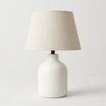 Lampa stołowa ceramiczna biała z abażurem lnianym.webp
