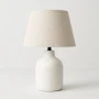 Lampa stołowa ceramiczna biała z abażurem lnianym.webp